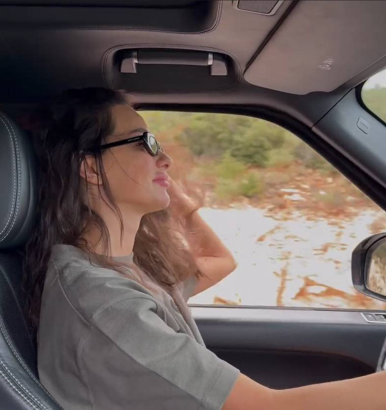 Tuncay Özilhan’ın gelini yol paylaşımı yaptı. Araba sürerken verdiği poz tık rekoru kırdı - Resim: 4